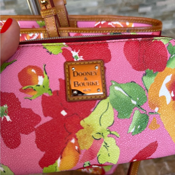 Dooney and Bourke shoulder bag with wallet (rare) - Picture 4 of 16